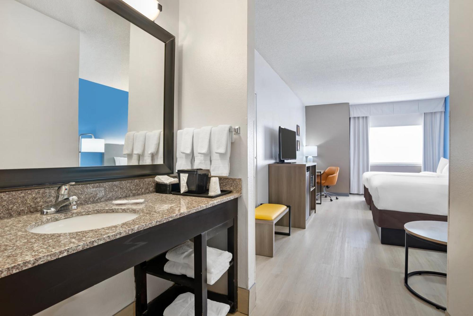 Comfort Inn & Suites Crystal Inn Sportsplex Gulfport Bagian luar foto